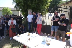 Manifestation à Vaugeton contre l'usine à 150 000 poules