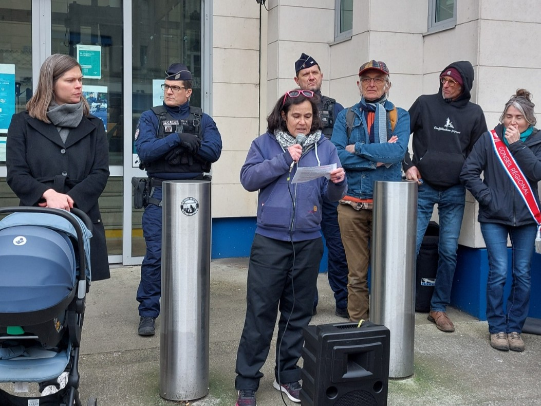 Prise de parole d'Anne Morwenn Pastier avant son entrée au commissariat de police en présence de la députée Lisa Belluco et de la conseillère régionale Christine Graval venues aussi la soutenir