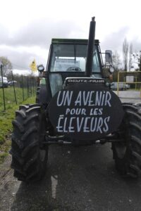 Manifestation à Coussay-les-Bois contre la ferme aux 1200 taurillons