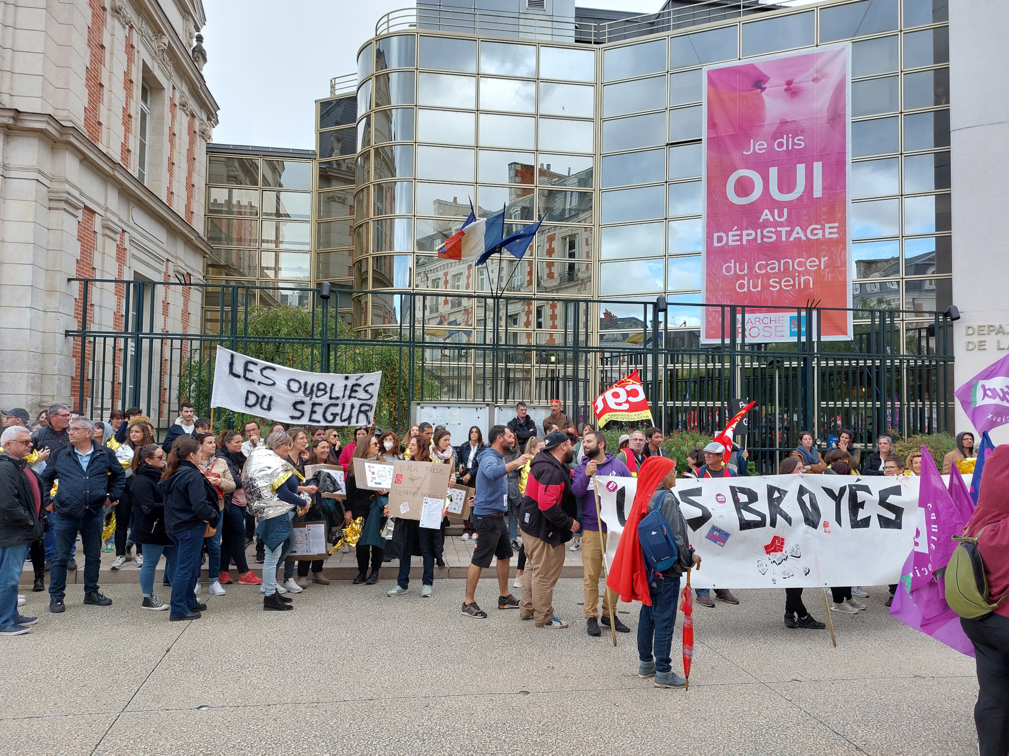 Manifestation du secteur social en septembre 2022 devant l'hôtel du département