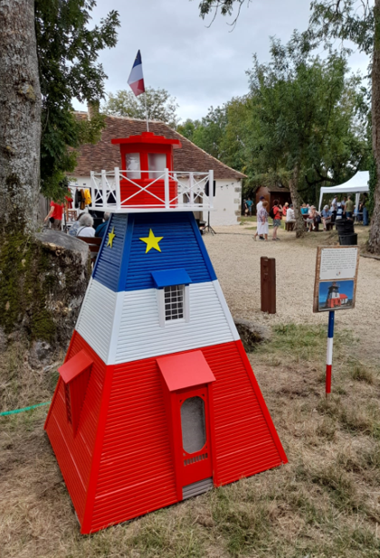 Mini-phare en bois aux couleurs de l’Acadie