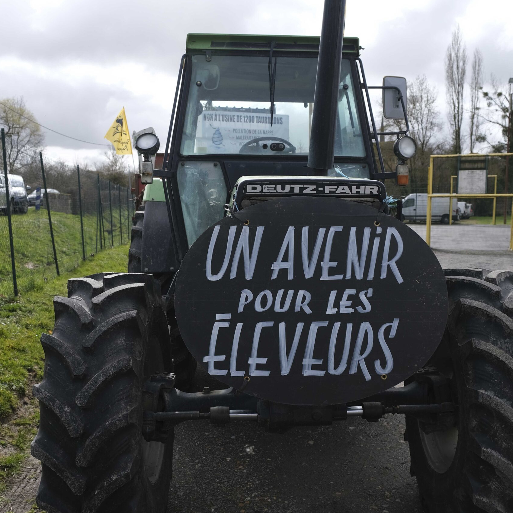 Tracteur avec le slogan "Un avenir pour les éleveurs" 